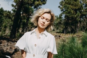 Kanaruose muzikos klipe nusifilmavusi Monika Linkytė neišvengė kuriozų