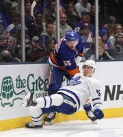 Kaip siaubo filme: „Islanders“ ledo ritulininkui varžovas pačiūža įpjovė į gerklę