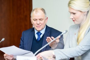 Prezidento posto sieksiantį V. P. Andriukaitį savo parašais parėmė beveik 30 tūkst. žmonių