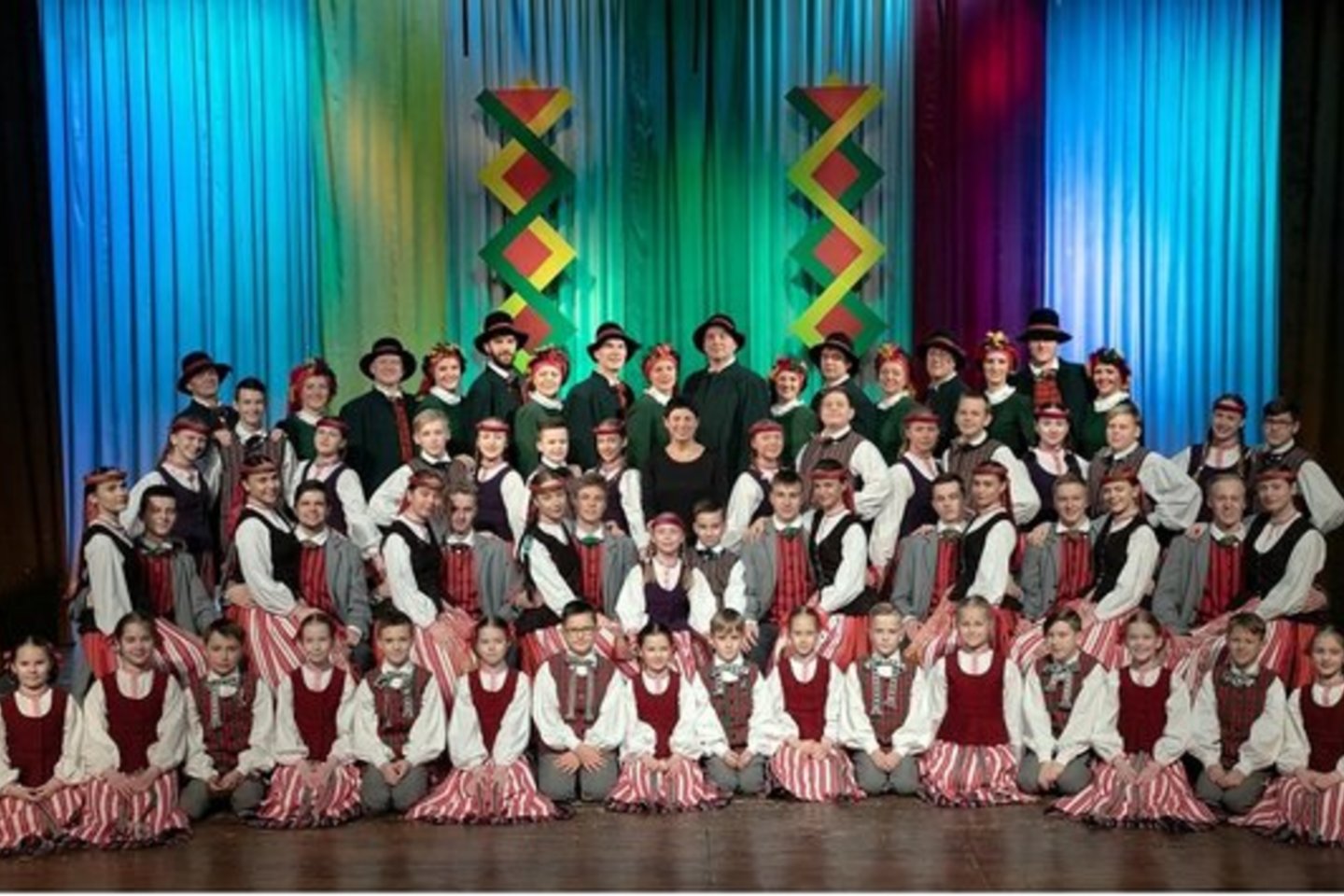Geriausia liaudiškų šokių studija ir vadovas – Jurbarko rajono kultūros centro liaudiškų šokių studija „Nemunėlis“ ir vadovė J.Telišauskienė.<br>LNKC nuotr.