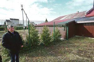 Neįtikėtina – ūkvedys gimnazijos kieme įveisė braškyną ir įsirengė „špokinyčią“