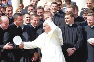 Prieš pedofilus kunigus užsimojęs popiežius Pranciškus įgijo priešų – Vatikane kaupiasi tamsūs debesys