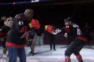 E. Holyfieldas nokautavo „Hurricanes“ puolėją švenčiant pergalę po NHL lygos rungtynių