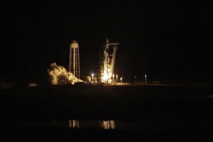 Nauja Amerikos astronautų kapsulė skrieja TKS link