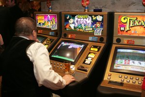 Kaukėti ir ginkluoti nusikaltėliai Prienuose apiplėšė lošimo automatų saloną