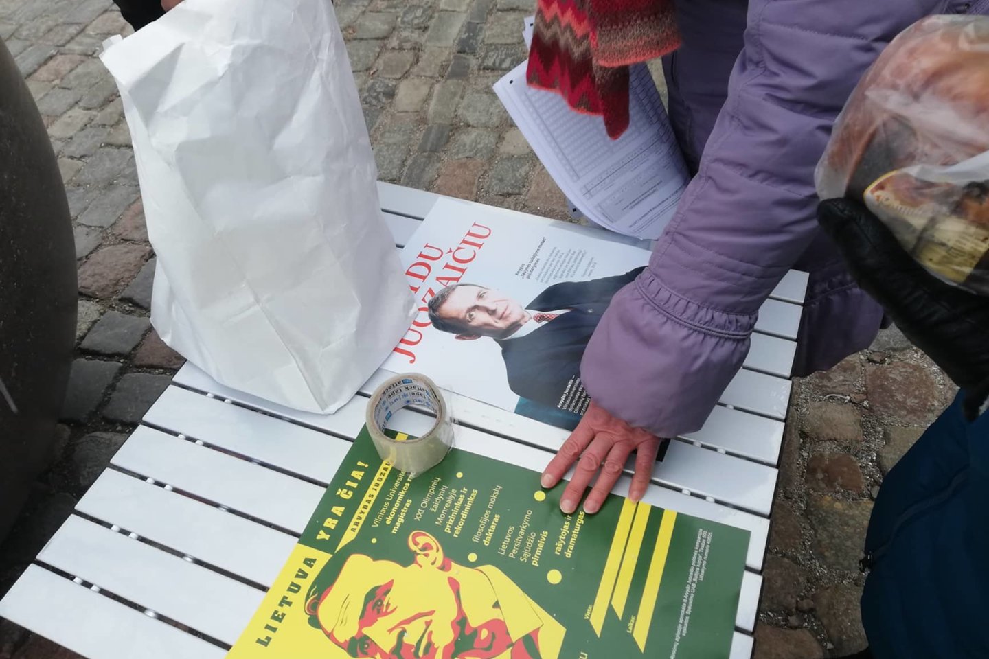 Šeštadienį Klaipėdoje buvo dalinama agitacinė A.Juozaičio kampanijos medžiaga, taip pat vyko parašų rinkimas.<br>M.Jonušo nuotr.