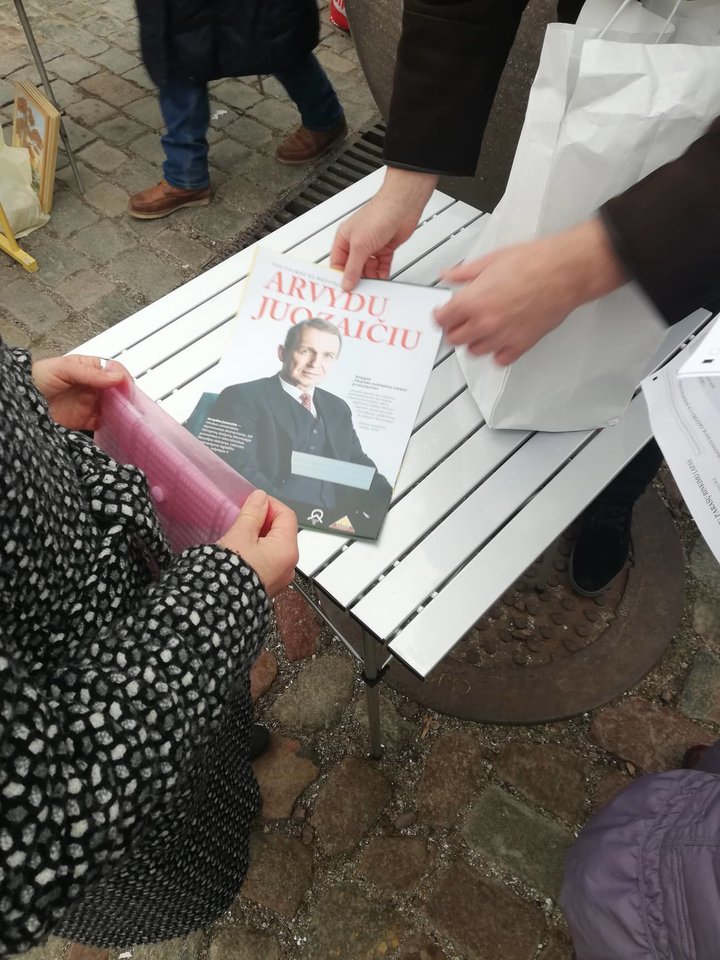 Šeštadienį Klaipėdoje buvo dalinama agitacinė A.Juozaičio kampanijos medžiaga, taip pat vyko parašų rinkimas.<br>M.Jonušo nuotr.