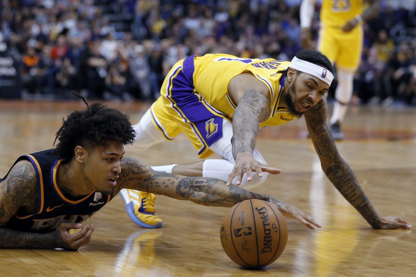 „Lakers“ netikėtai krito nuo NBA autsaiderių „Suns“<br> AP nuotr.