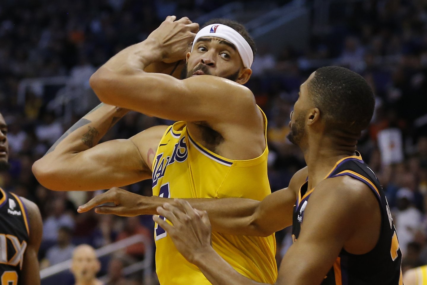 „Lakers“ netikėtai krito nuo NBA autsaiderių „Suns“<br> AP nuotr.