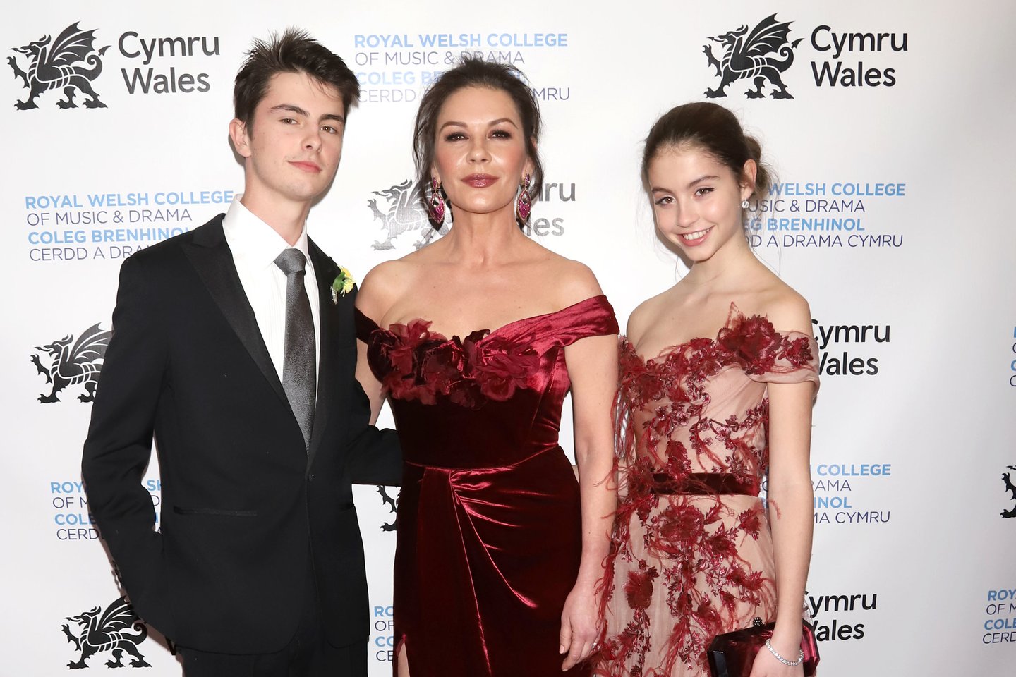 Catherine Zeta-Jones su šeima lankėsi renginiuose, skirtuose šv. Patriko dienai paminėti. <br>Scanpix nuotr. 