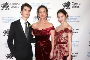 Catherine Zeta-Jones dukros panašumas į mamą – užburiantis