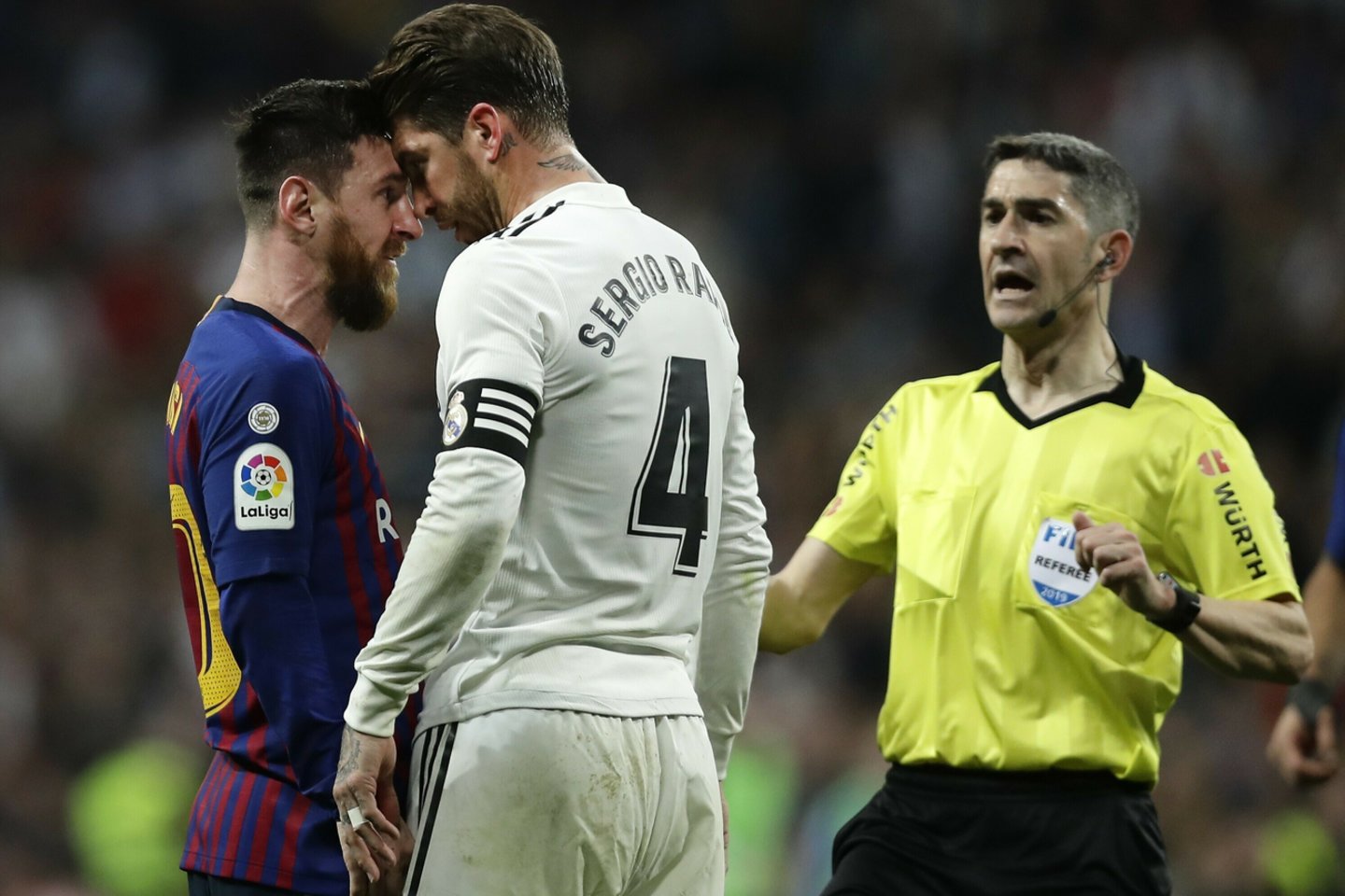 Lionelis Messi ir Sergio Ramosas vos nesusimušė po to, kai ispanas ranka vožė į veidą argentineičiui<br> AP nuotr.