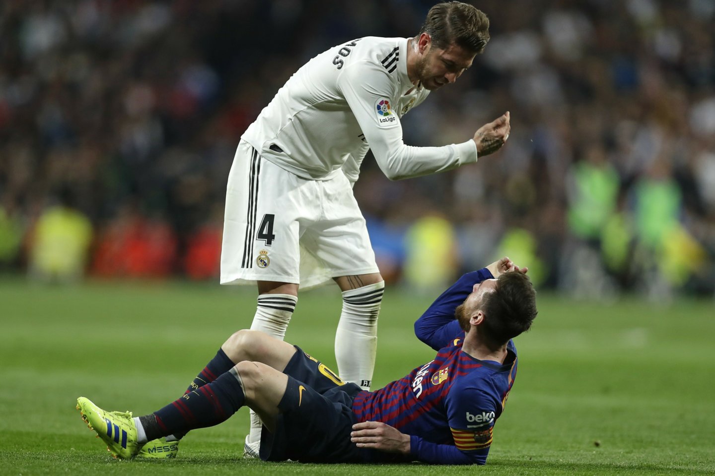 Lionelis Messi ir Sergio Ramosas vos nesusimušė po to, kai ispanas ranka vožė į veidą argentineičiui<br> AP nuotr.