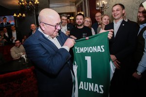 Visvaldas Matijošaitis greičiau patikėjo pergale: gėlės, sveikinimai ir nauji pažadai