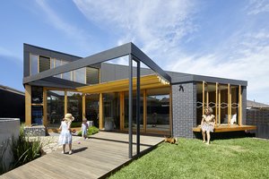 Šeima seno mūrinuko nenugriovė – rado kitą būdą, kaip prikelti pusės amžiaus namus