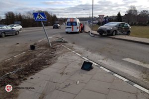 Savaitgalio avarijose žuvo žmogus, dar 23 buvo sužaloti