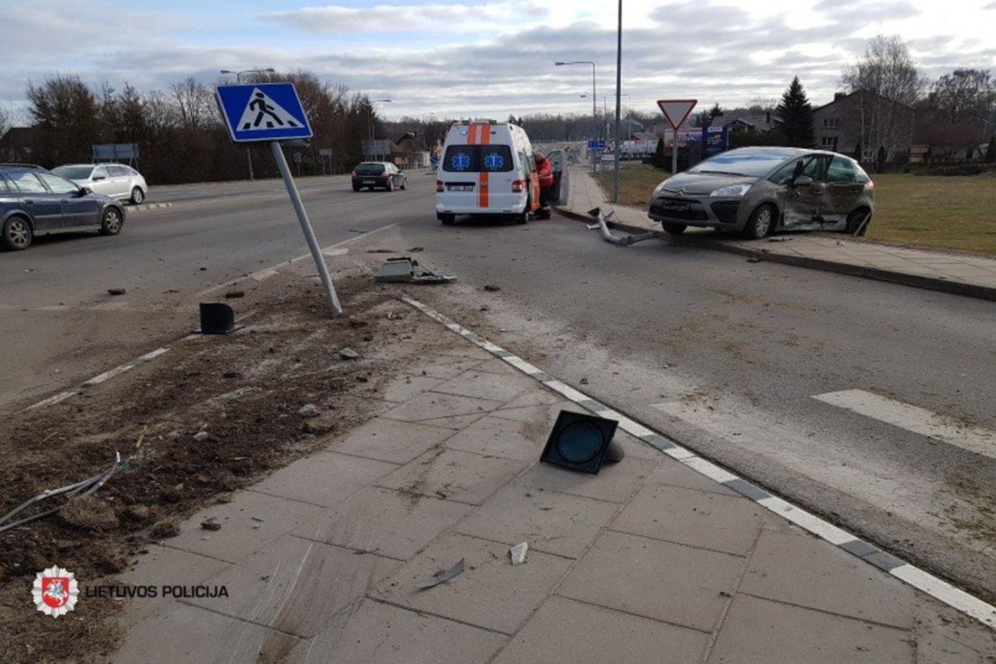 Savaitgalio avarijose žuvo žmogus, dar 23 buvo sužaloti.