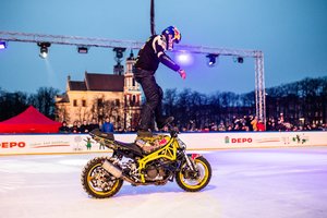 Kaziuko mugės svečius nustebino motoakrobato Aro Gibiežos pasirodymas ant ledo