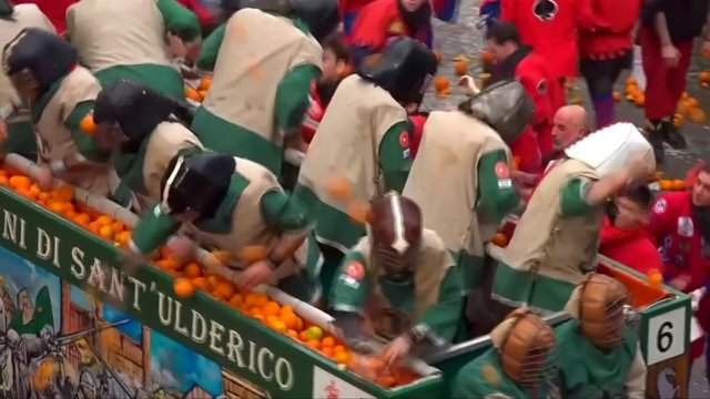 Nekasdienės linksmybės Italijoje: surengtas apelsinų mūšis