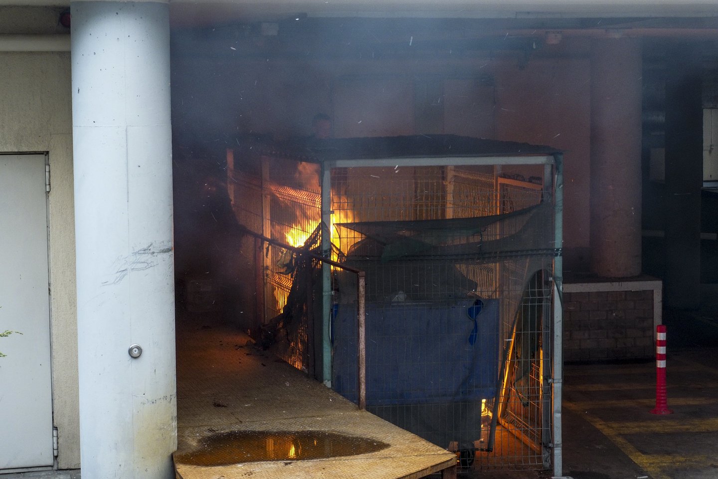  Priešais lrytas.lt redakcijos langus sudegė šiukšlių konteineriai.<br> V.Ščiavinsko nuotr.