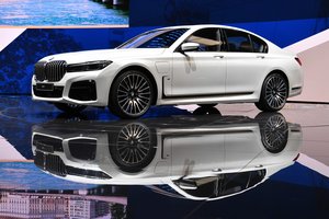 BMW prabangiausiems savo hibridams atliko svarbų patobulinimą