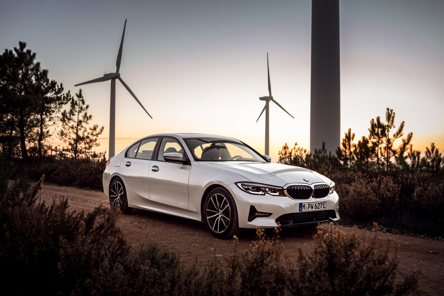 Ženevoje BMW pirmą kartą pristatė atnaujintą 7 serijos modelį ir iš tinklo įkraunamas hibridines jo versijas.<br> Gamintojo nuotr.