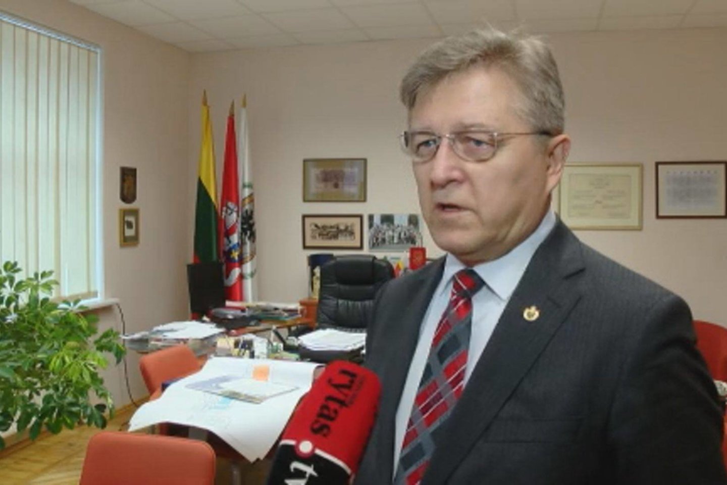  Biržų rajono meras V.Valkiūnas liūdi, kad naujo mero rinkimus laimėjo ne jis. <br> Lrytas.tv nuotr. 