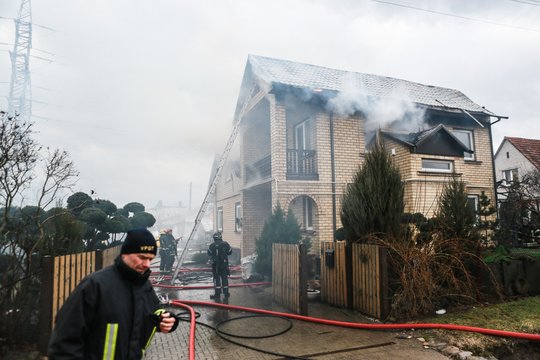 Liepsnojantį namą Kaune gesino didžiulės gaisrininkų pajėgos