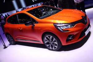 Ženevoje debiutavo naujasis „Renault Clio“: su skaitmenine įranga išlaikė patogų privalumą