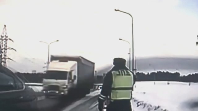Policininko darbas Rusijoje: pareigūno reakcija į įvykį kelyje sukėlė nuostabą