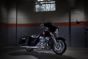 „Harley-Davidson“ pristatė kelioninį motociklą, kuriame tik tai – kas būtina