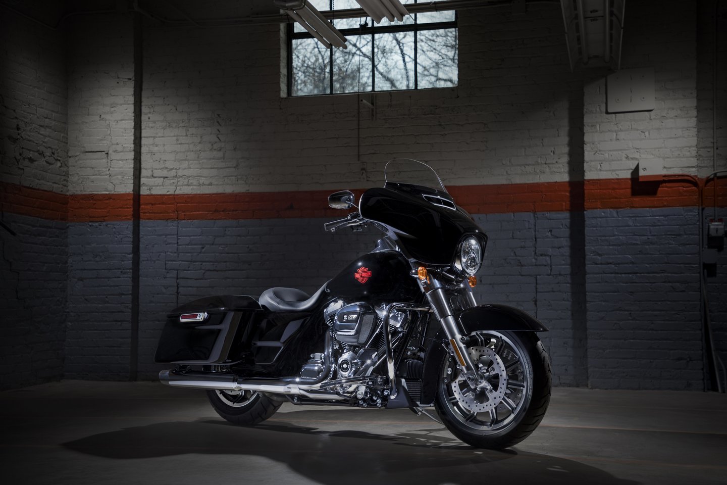 „Harley-Davidson“ tvirtina, kad su šiuo motociklu žmonės galės gauti autentiškus kelionių potyrius. <br> Gamintojo nuotr.