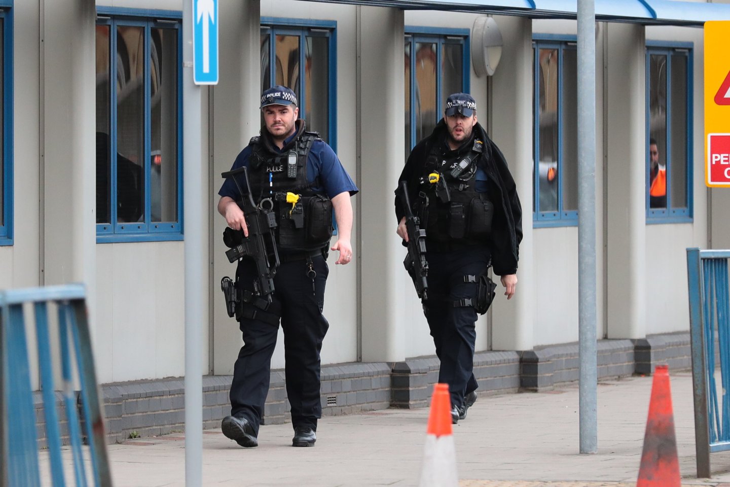  Policija dirba prie Londono miesto oro uosto aviacijos biuro.<br> Zumapress.com/Scanpix nuotr.