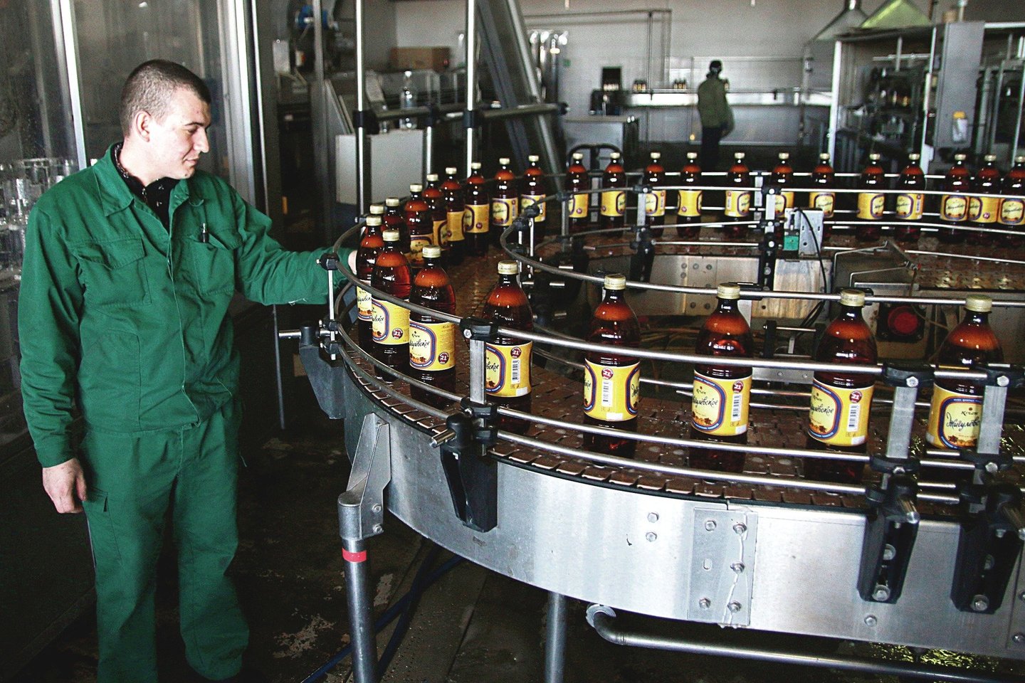 Daugiausia Rusijoje išgeriama pigiausio alaus, kuriam ir gali būti nustatyta minimali kaina. Puslitris tokio gėrimo dabar kainuoja iki 67–81 euro cento.<br>„Scanpix“ nuotr.