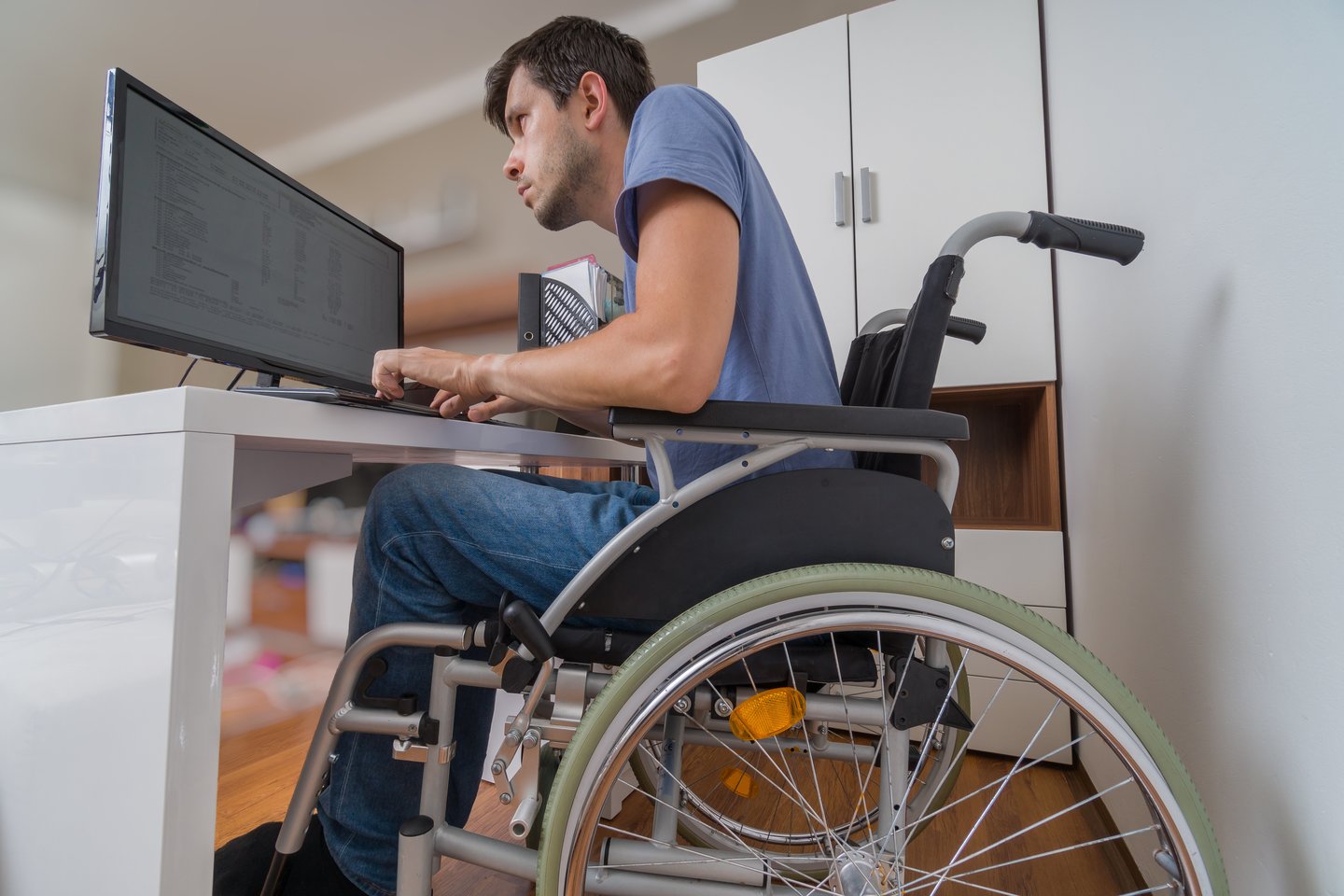  Neįgaliųjų norui įsidarbinti neretai sutrukdo ir biurokratinės kliūtys.<br> 123rf nuotr. 