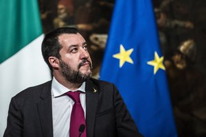 Italijoje po pražūtingų gaisrų buldozeriais nugriauti lūšnynai