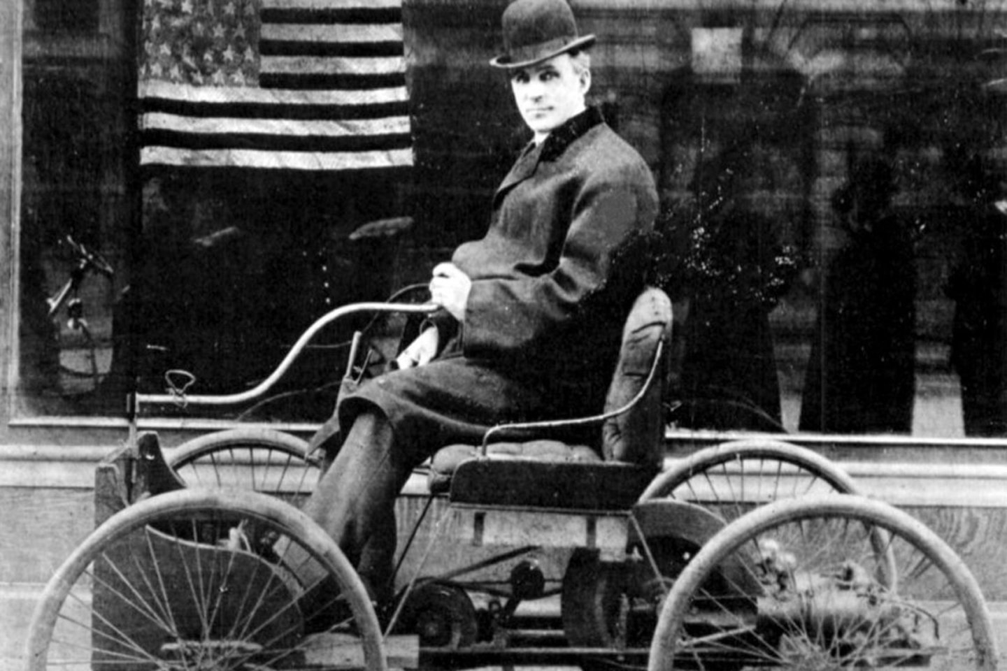 H. Fordas ir pirmasis jo automobilis. XIX a. pab. nuotr.<br>Knygos iliustracija.