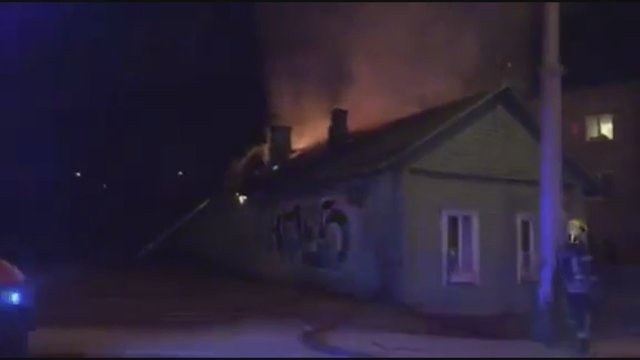 Vilniuje atvira liepsna degė medinis namas 
