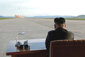 Kol D. Trumpas kalbėjosi su Kim Jong-unu, Šiaurės Korėja atstatė raketų bandymo kompleksą