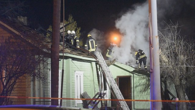 Vaizdai iš įvykio vietos: atvira liepsna Vilniuje degė namas