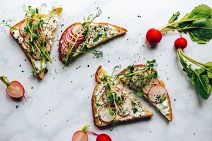 Nuostabus skonio derinys: pavasariški skrebučiai su feta ir ridikėliais