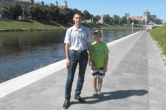 Beveik aklas sūnų vienas auginantis tėvas Lietuvoje užuojautos nerado