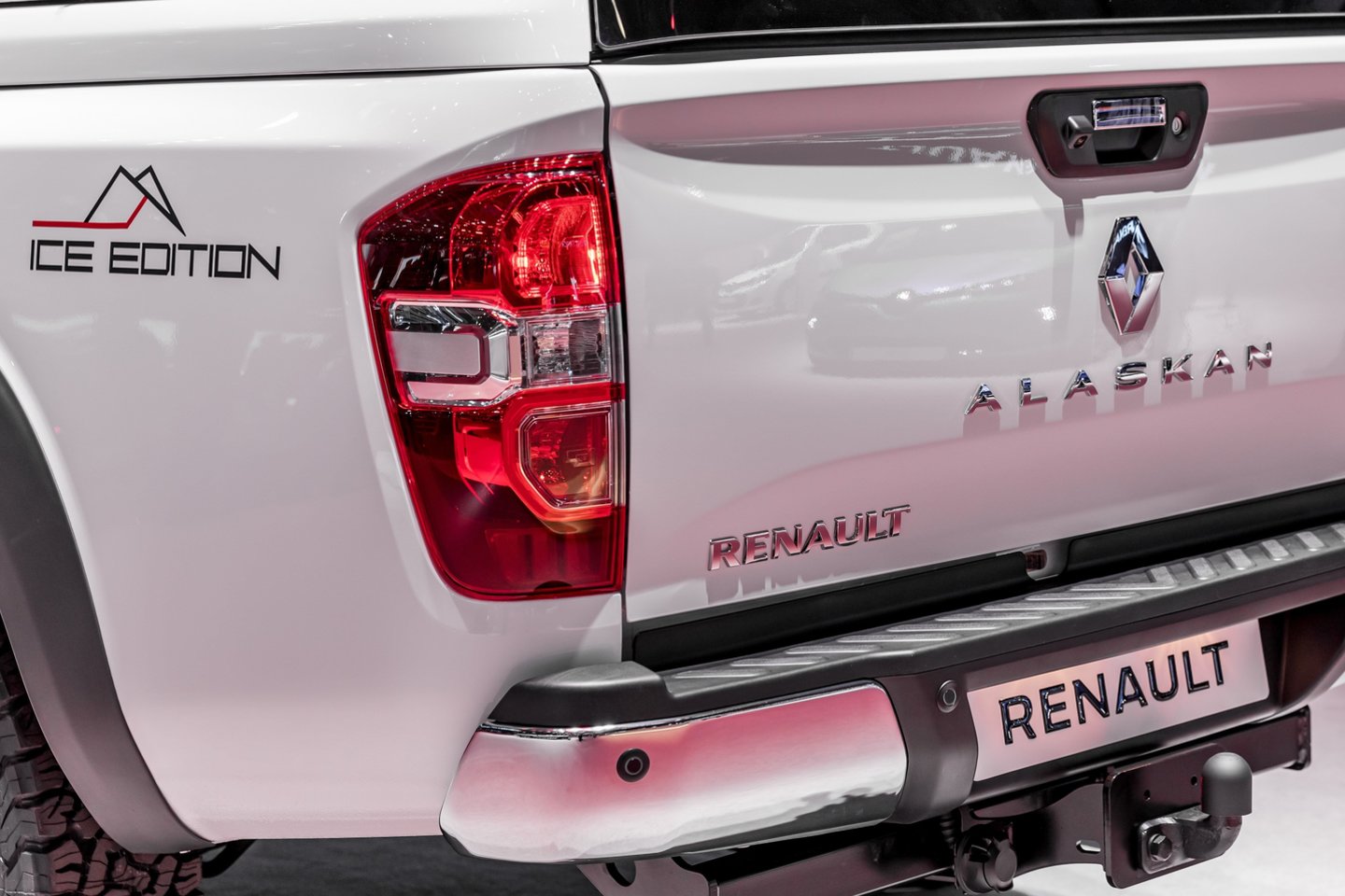 „Renault Alaskan Ice Edition“ rinkoje pasirodys rudenį ir bus gaminamas ribota serija. <br> Gamintojo nuotr. 