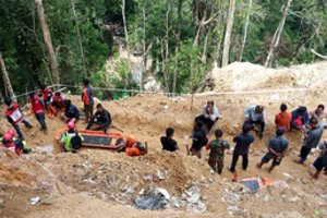 Indonezijoje nutraukta žmonių paieška užgriuvusioje aukso kasykloje