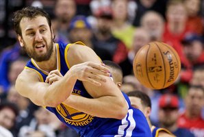 NBA čempionų noras turėti rankšluosčiu mojuojantį veteraną A. Bogutą klubui kainuos 2 mln. dolerių