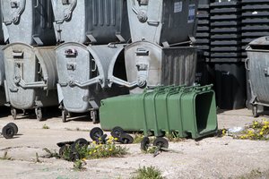 Pernykštės problemos jau dvokia – verčia susimokėti už nevežtas atliekas