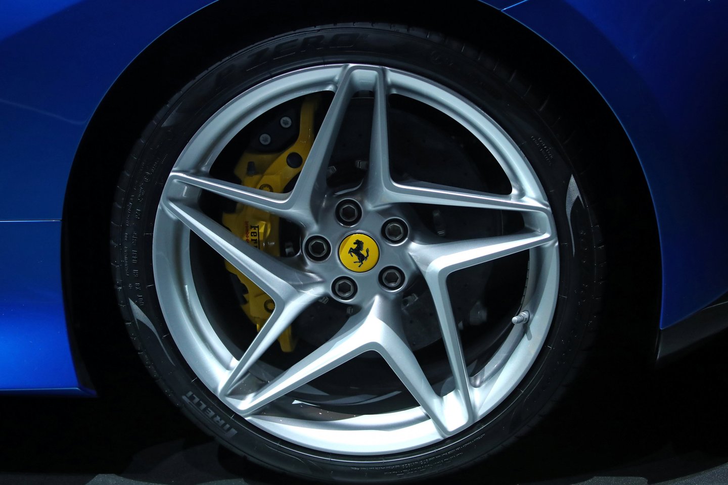  „Ferrari F8 Tributo“ montuojamo V8 variklio galia siekia 710 AG. <br> Reuters/Scanpix nuotr.