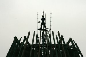 Darbuotojai ir toliau mirtinai susižaloja krisdami iš aukštai