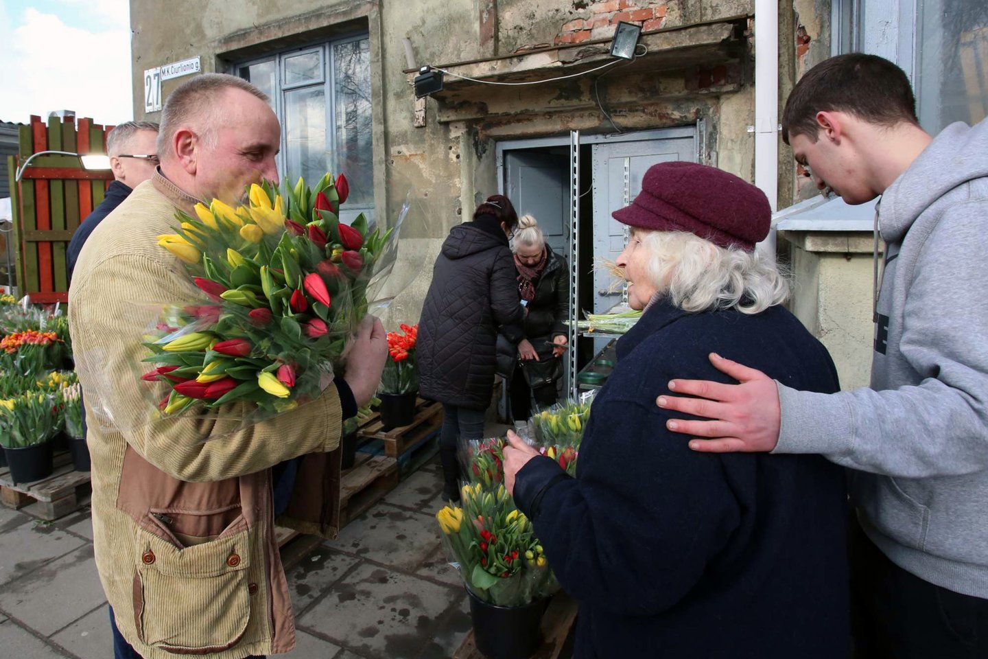Kovo 8-ąją kauniečiai vyrai moterims dovanoja gėles.<br> M.Patašiaus nuotr.