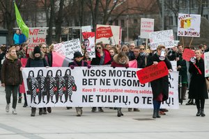 Moterų teisių aktyvistai ragino atkreipti dėmesį į moterų diskriminaciją, algų skirtumus 